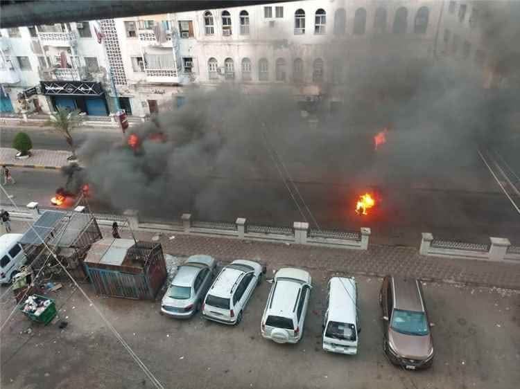عدن.. احتجاجات شعبية تشل حركة المواصلات بين المديريات 1 FB IMG 1781077437482