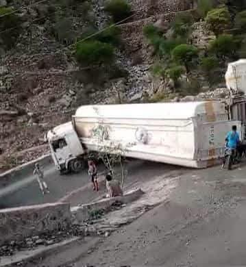 حادث سير يقطع طريقًا رابطًا بين عدن وتعز 1 500063
