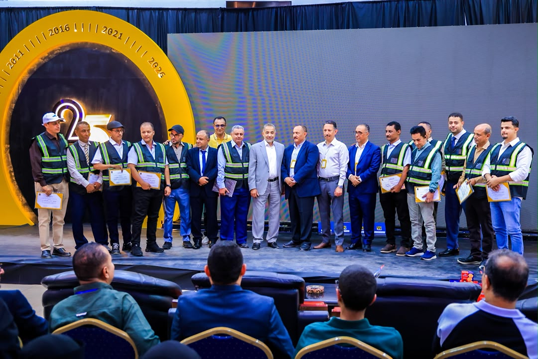 رئيس مجلس إدارة إقليم اليمن بمجموعة هائل سعيد أنعم وشركاه يلتقي العمال والكفاءات الشابة ويكرّم قدامى الموظفين والشركات المتميزة 3 IMG 20260708 WA0010