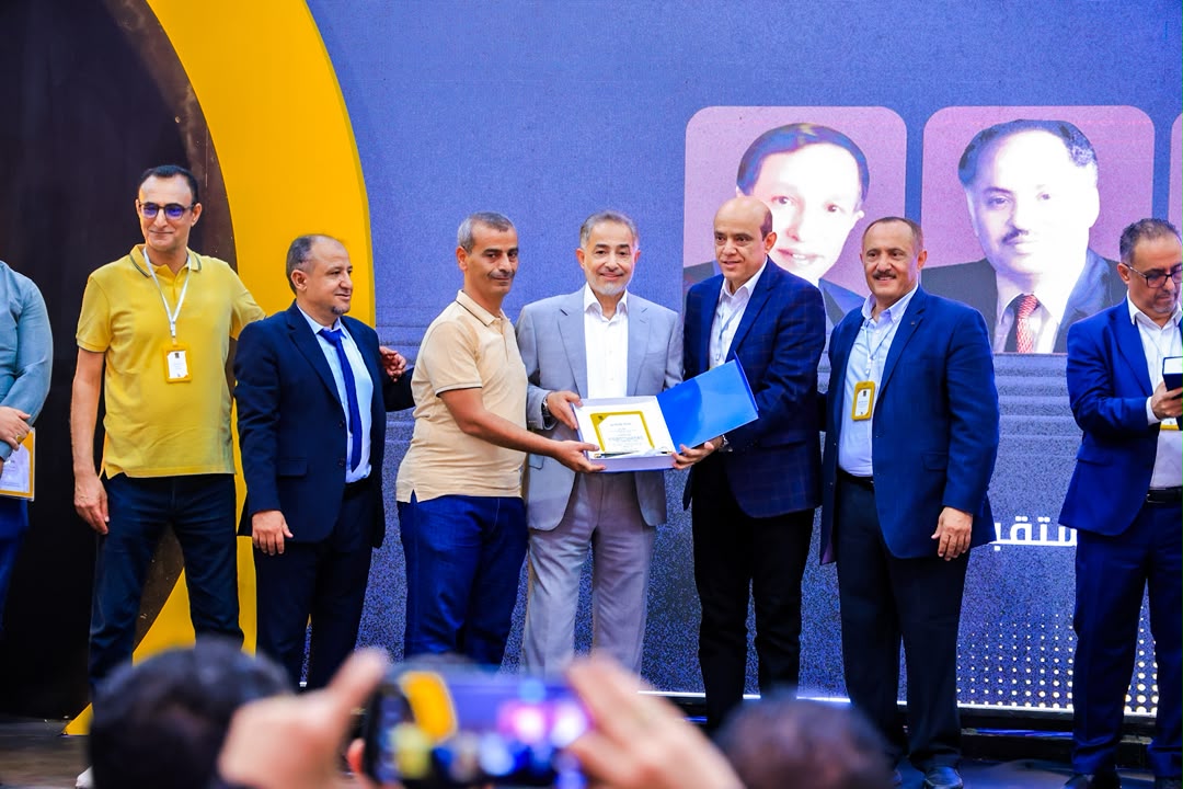 رئيس مجلس إدارة إقليم اليمن بمجموعة هائل سعيد أنعم وشركاه يلتقي العمال والكفاءات الشابة ويكرّم قدامى الموظفين والشركات المتميزة 1 IMG 20260708 WA0011