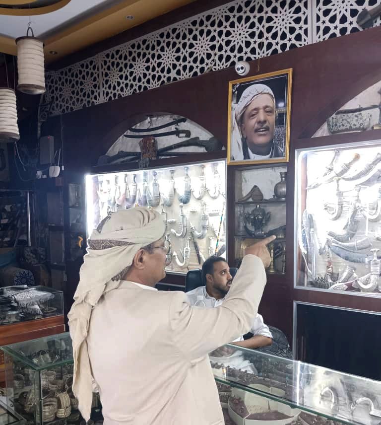 الفريق السامعي يزور عدداً من أسواق صنعاء القديمة للاطلاع على أوضاع المواطنين 2 IMG 20260704 234326 569