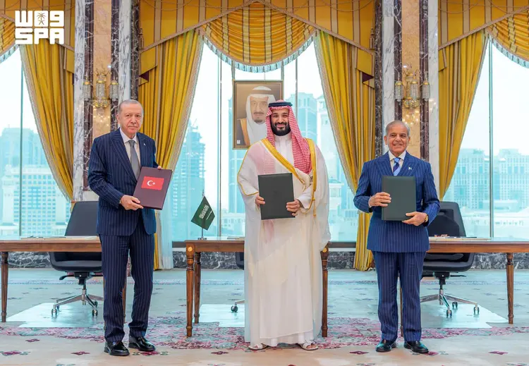 توقيع اتفاقية دفاع مشترك بين السعودية وتركيا وباكستان 1 062