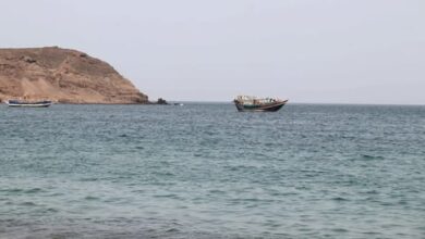 مصادر: زورق مفخخ يغرق سفينة شحن في البحر الأحمر 6 333