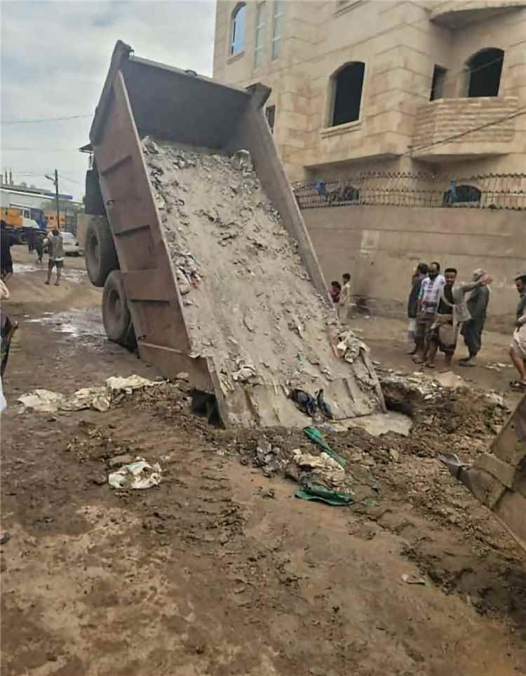 صنعاء.. سقوط شاحنة في غرفة صرف صحي ووفاة السائق ونجله اختناقًا 1 42513463 22b9 4bbd a8db 2bd8a6f78d0c