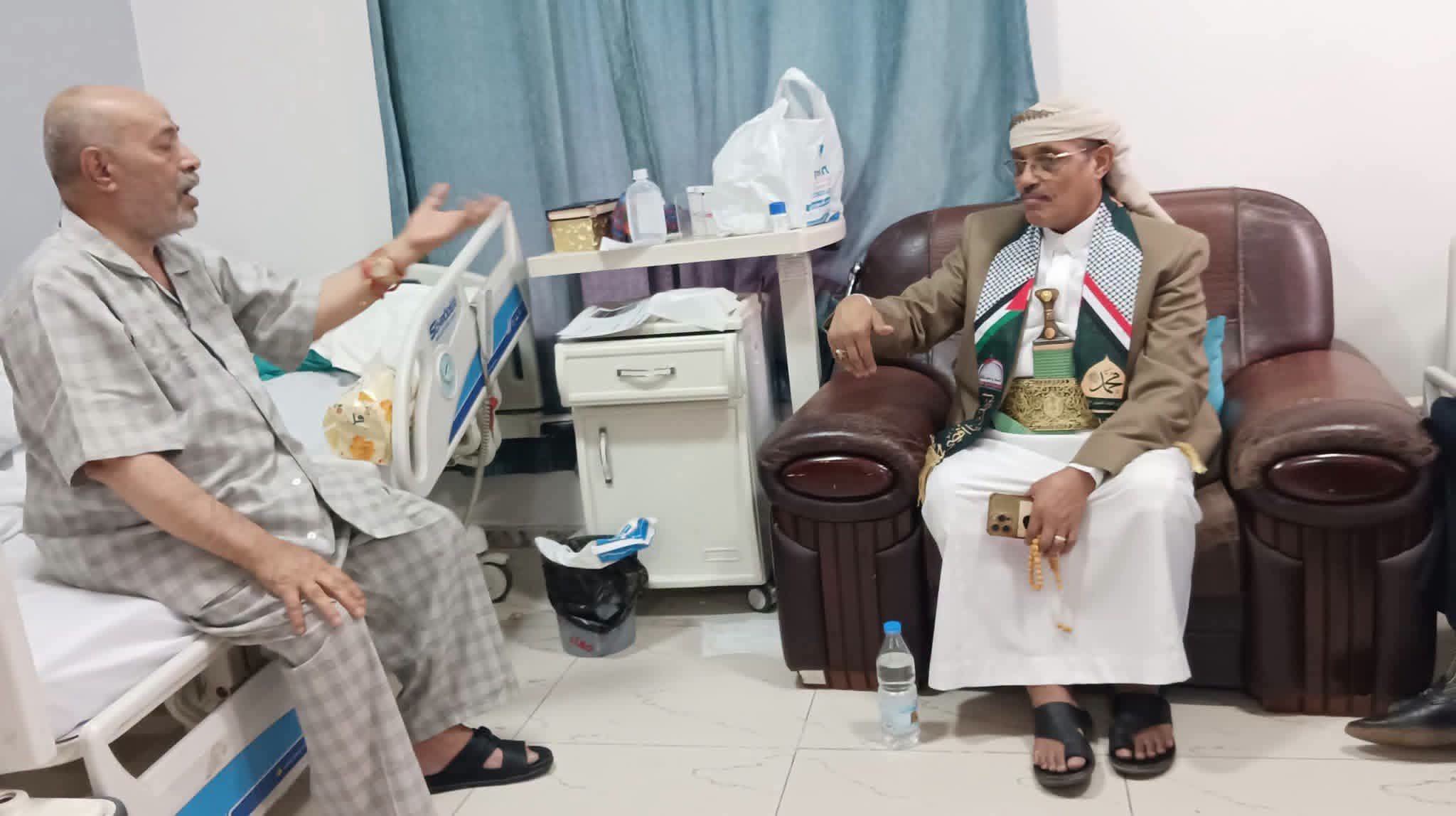 الفريق السامعي يطمئن على صحة الشيخ يحيى الحباري ويشيد بإسهاماته الاقتصادية والوطنية 1 FB IMG 1787260428018