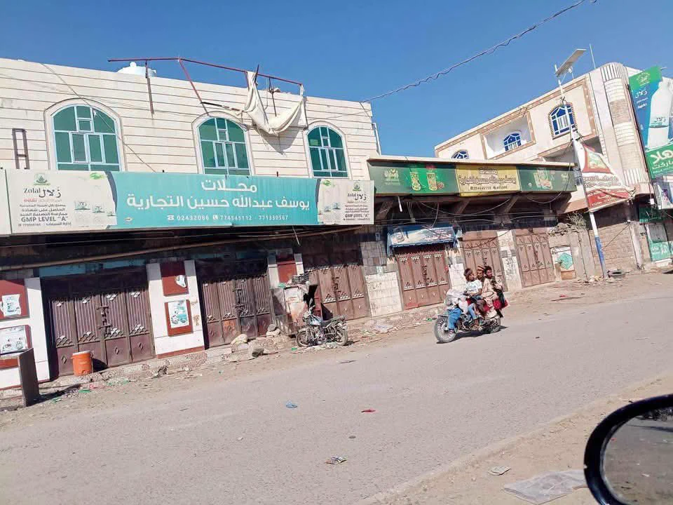 الضالع.. مسلحون يشلون حركة الأسواق ويقطعون الطرقات للمطالبة بقتلة جنود عادوا من الساحل الغربي 1 89321