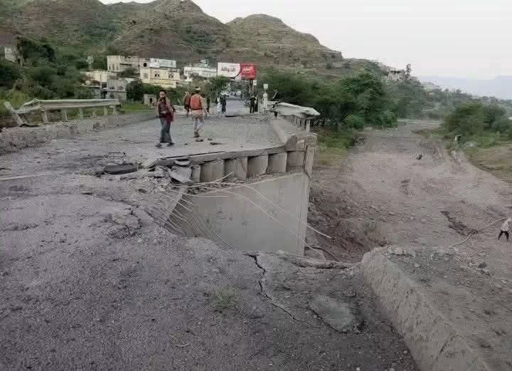 إغلاق طريق رئيسي بين صنعاء وتعز جراء استهداف جسر بغارة جوية 1 FB IMG 1790400978466
