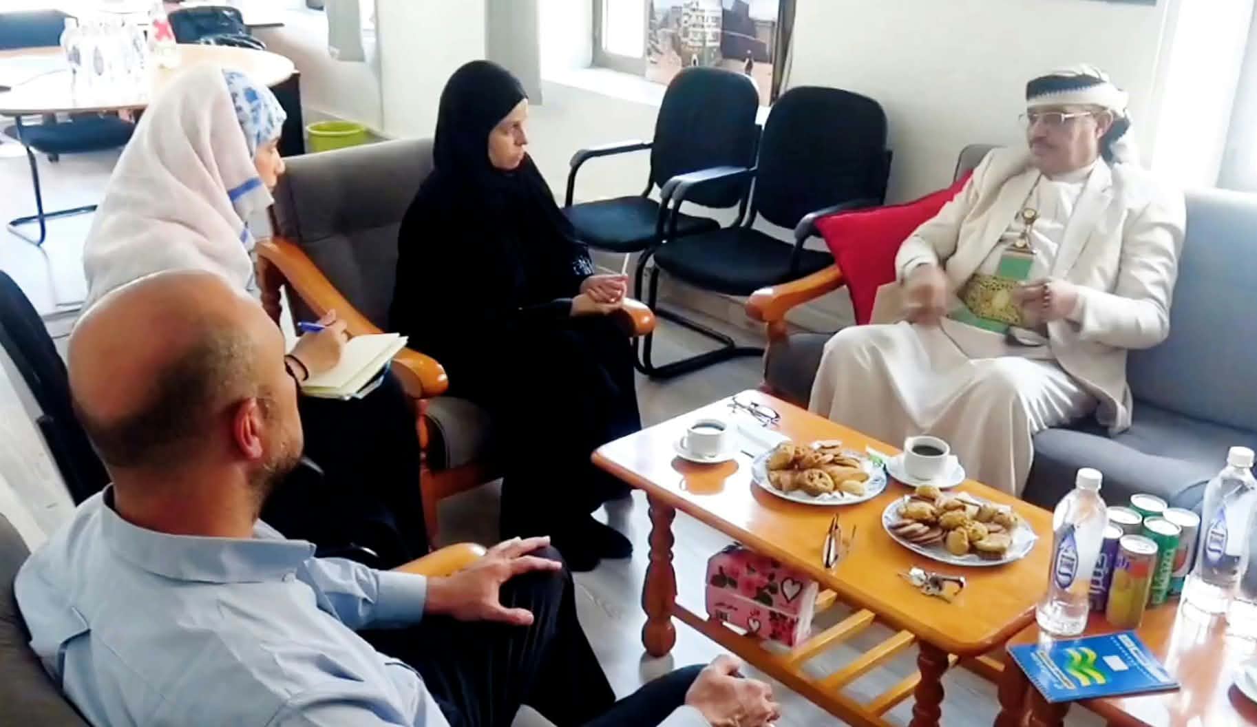 الفريق السامعي يبحث مع الصليب الأحمر تسهيل وصول المساعدات الطبية إلى تعز 1 0741