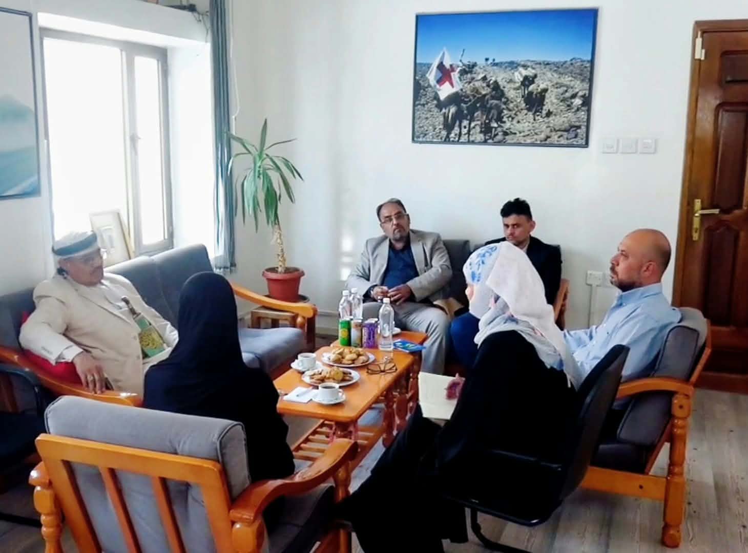 الفريق السامعي يبحث مع الصليب الأحمر تسهيل وصول المساعدات الطبية إلى تعز 2 0963