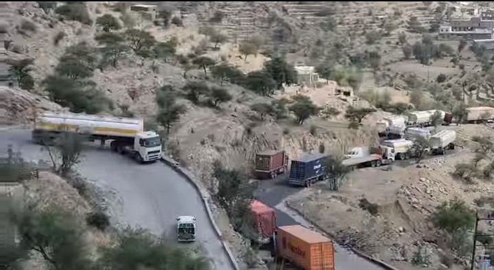 ما تزال منتظرة في طريق القبيطة.. منع عشرات الشاحنات من المرور إلى عدن 1 21115