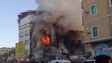 عدن.. اندلاع حريق في مول تجاري بالمنصورة 1 7805