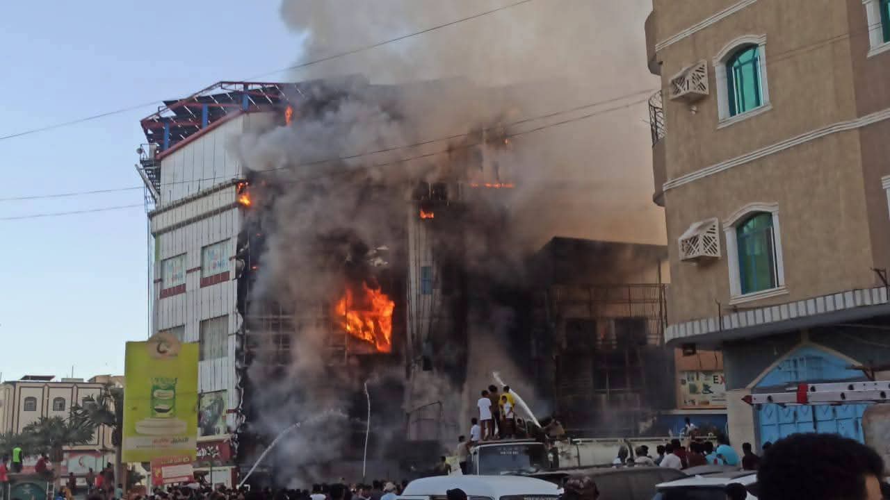 عدن.. اندلاع حريق في مول تجاري بالمنصورة 1 7805