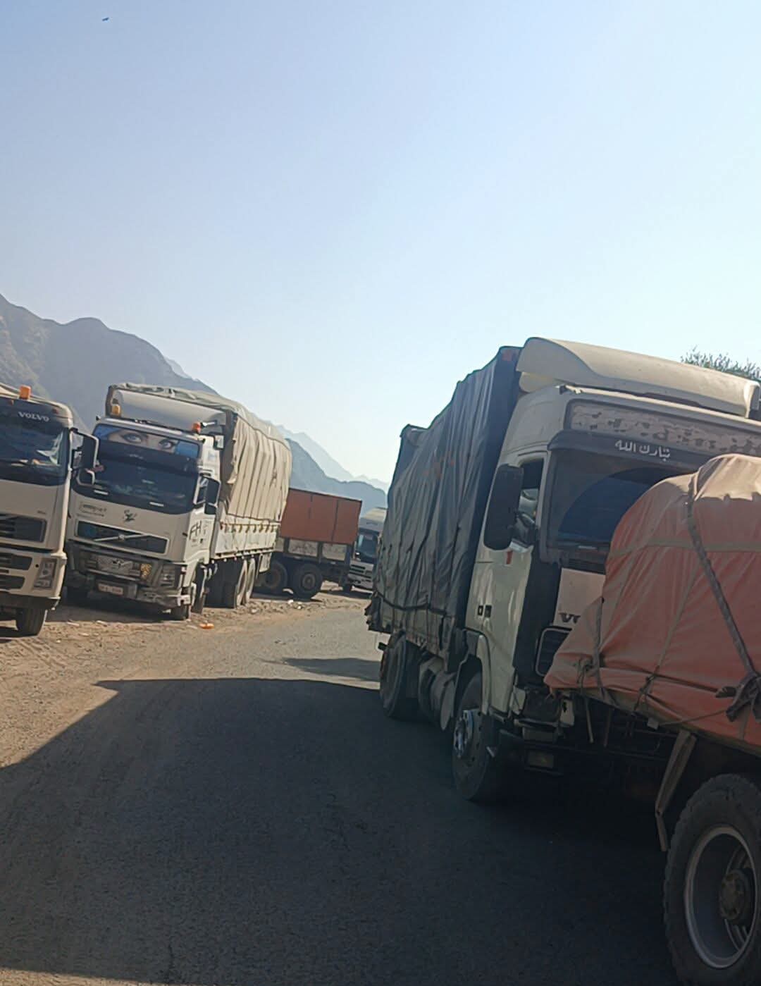 تعز.. فتح طريق الضباب وازدحام خانق على طريق الصحى 1 FB IMG 1792662243021 1